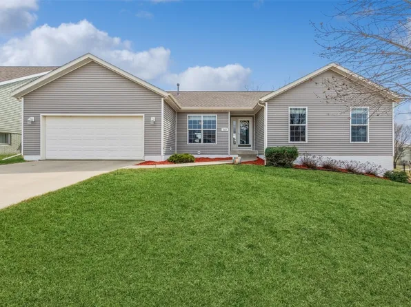 513 Hearthstone Dr NW, Cedar Rapids, IA 52405