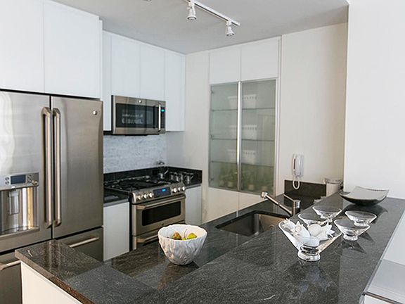 4th image of 160 W 62nd St APT 49B