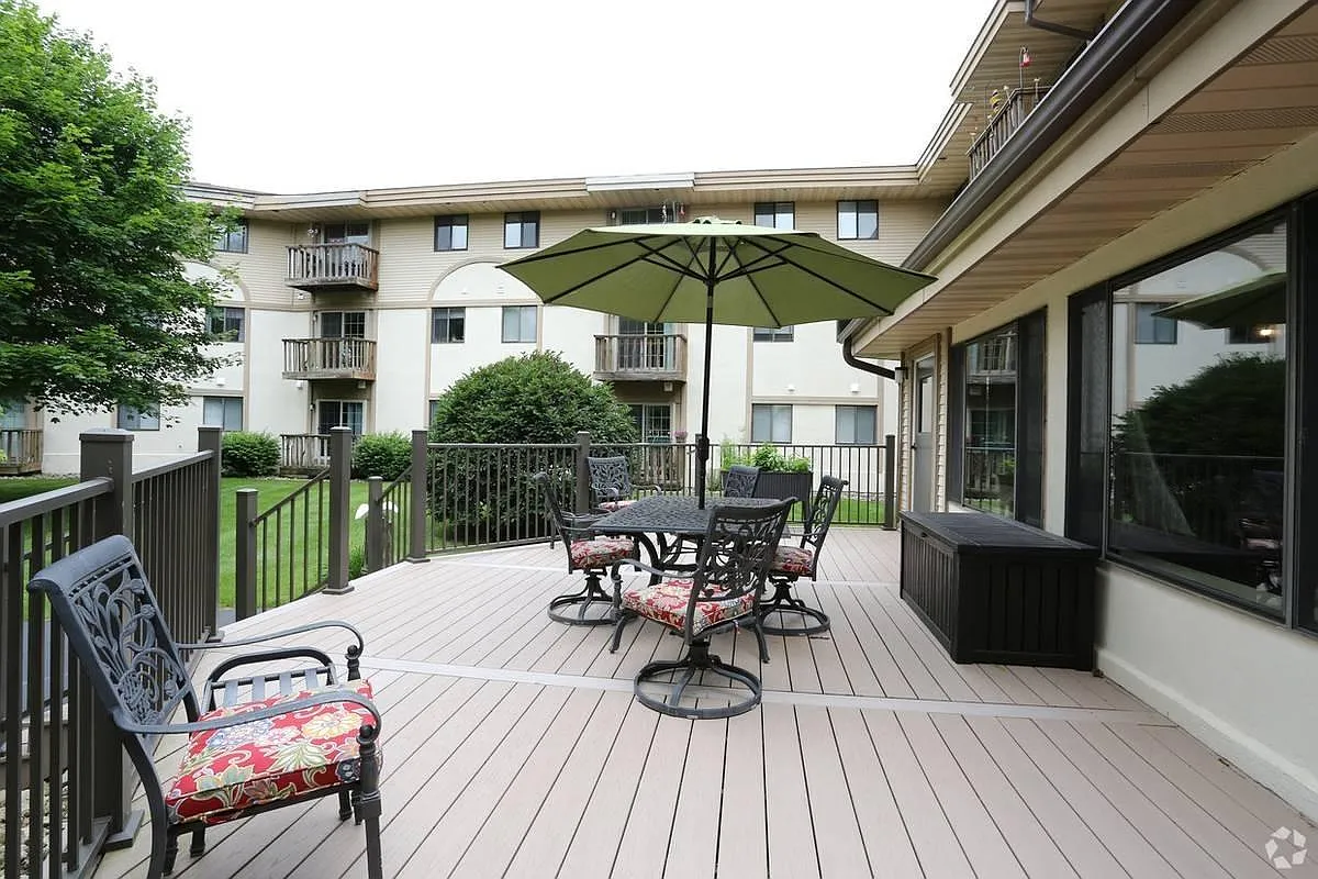 Island Place Apartments - On the River — Photo 1