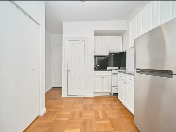 223 East 58th Street image 5 of 8