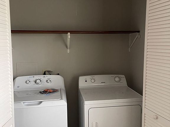 5th image of 211 Glenwood Ln APT 3