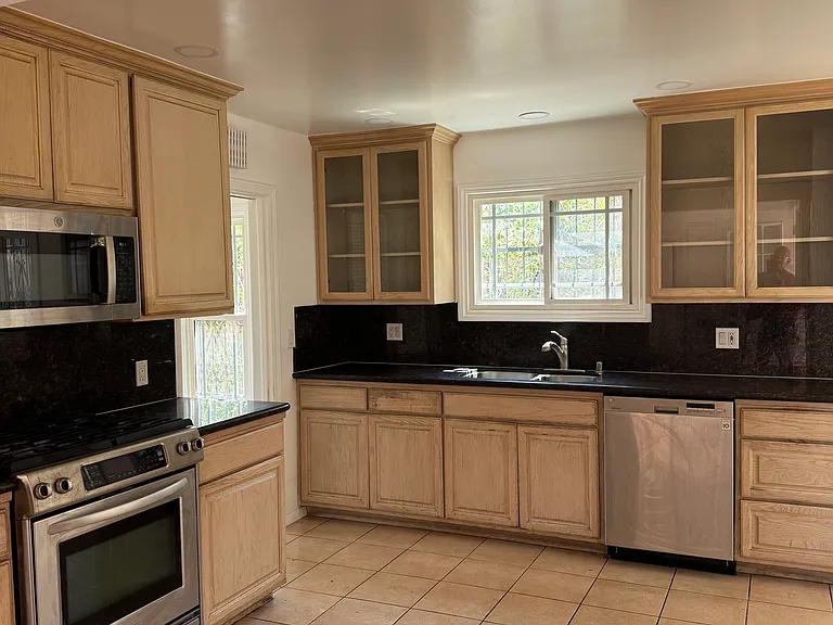 1512 E Maple St — Photo 7