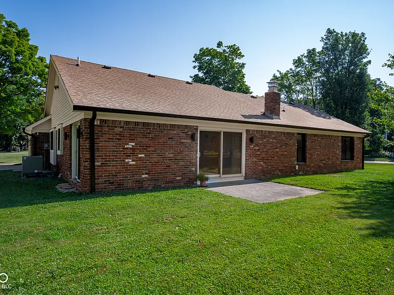 910 Williamsburg Ln — Photo 25