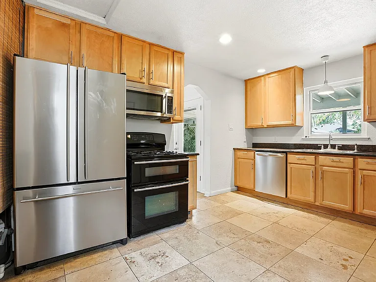 1560 Roslyn St — Photo 8
