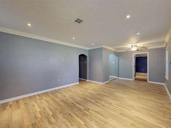 2nd image of 606 S Circle Dr
