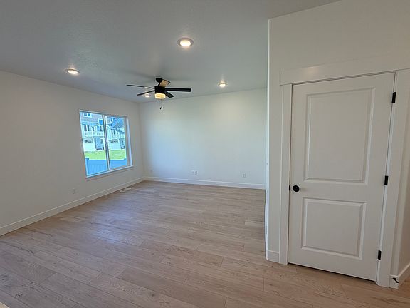 Here''s a smoother and more polished version:

**Living room: A perfect space for small families.**