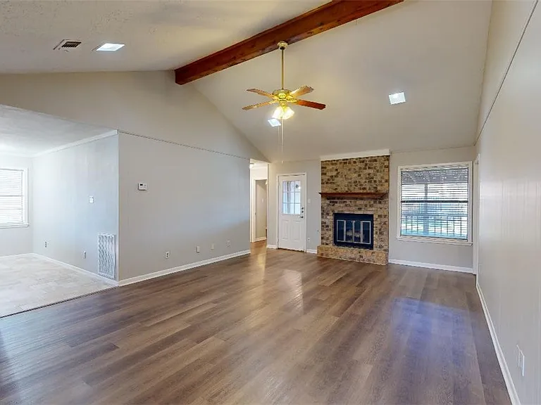 3904 Windwood Cir — Photo 4