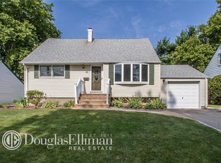 48 Fieldstone Dr, Syosset, NY 11791