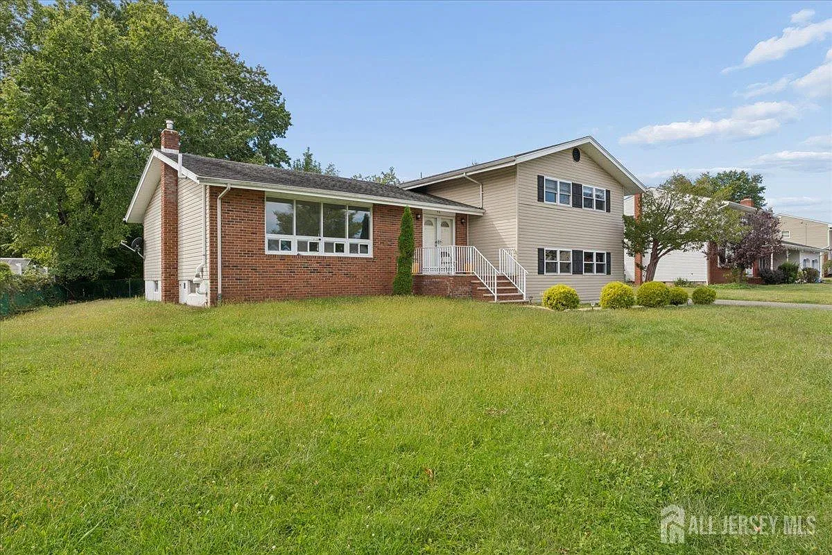 4 bed, 2.5 bath, 2321 sqft, $4,200 — Photo 2