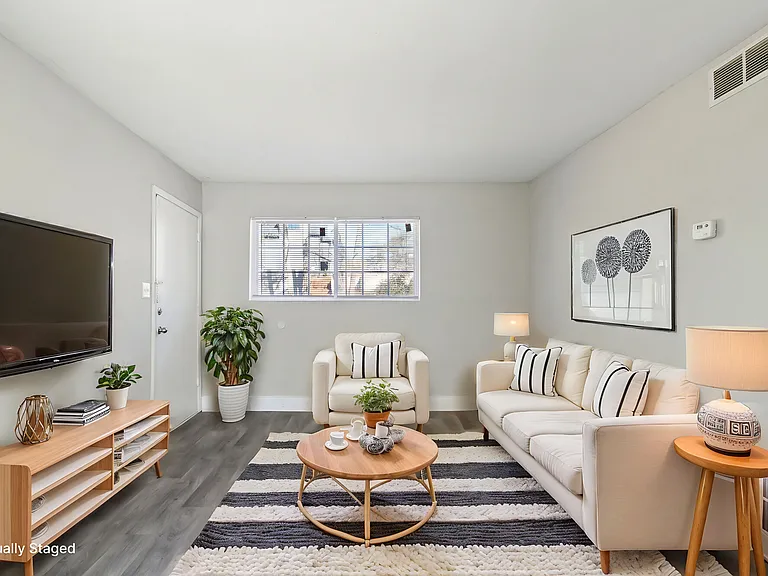 Mitchell s Park Apartments — Photo 14
