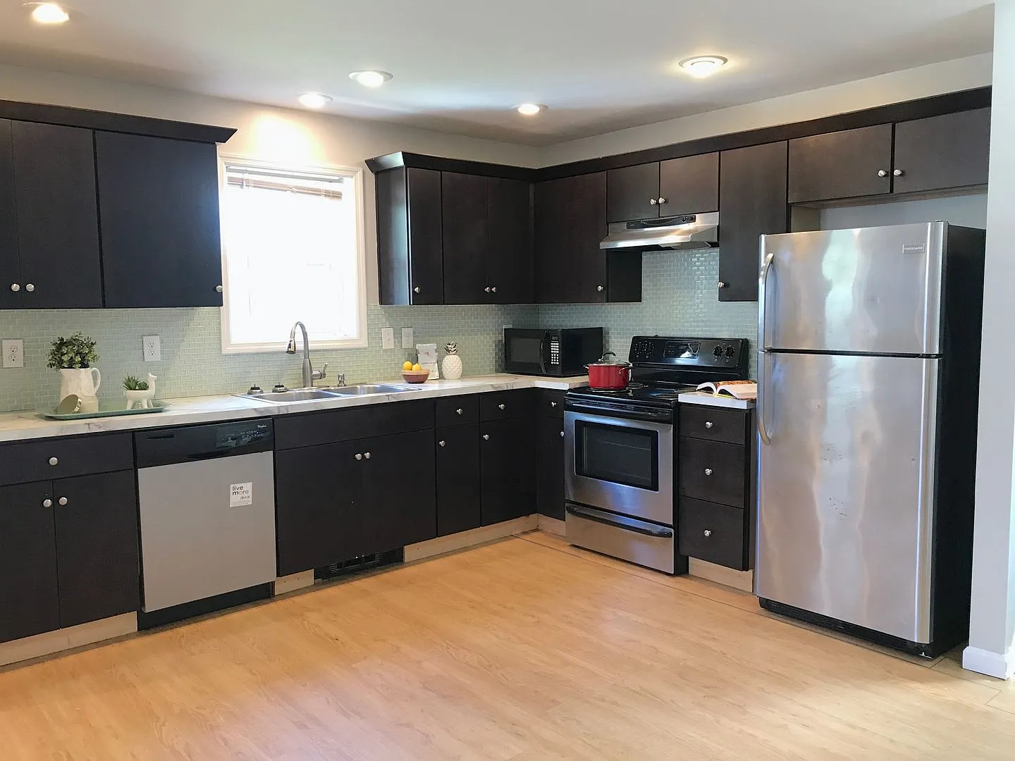 Cozy 3-Bedroom Apartments — Photo 2