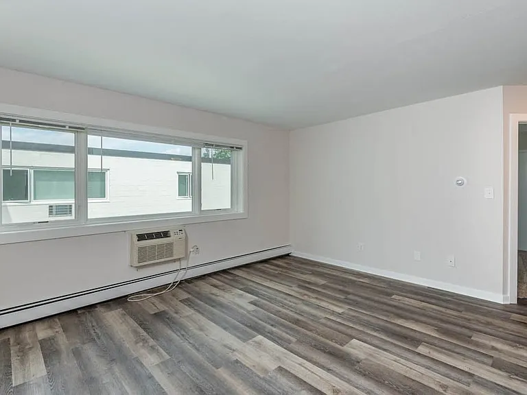 Dolphin Square Apartments — Photo 21