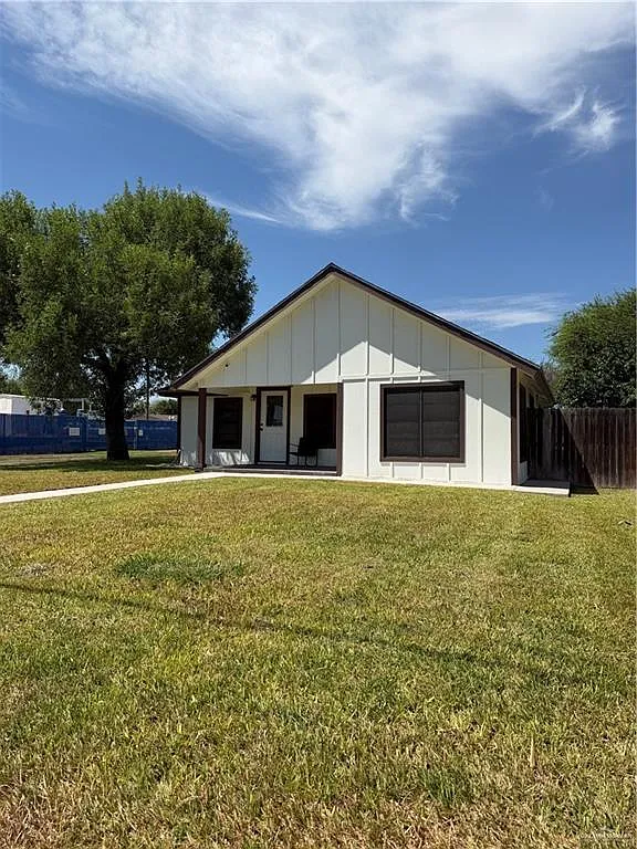 3 bed, 1.0 bath, 1056 sqft, $1,600 — Photo 3
