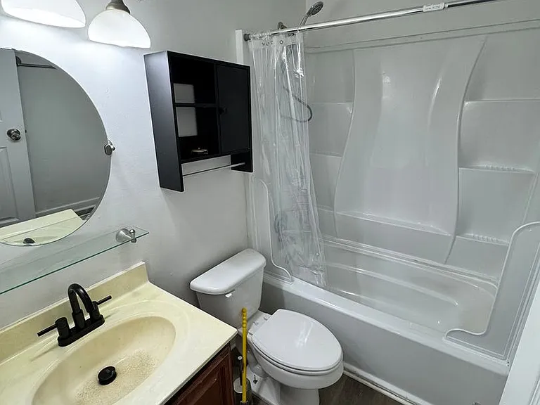 2 bed townhouse! Central Air, laundry. Great location. — Photo 6