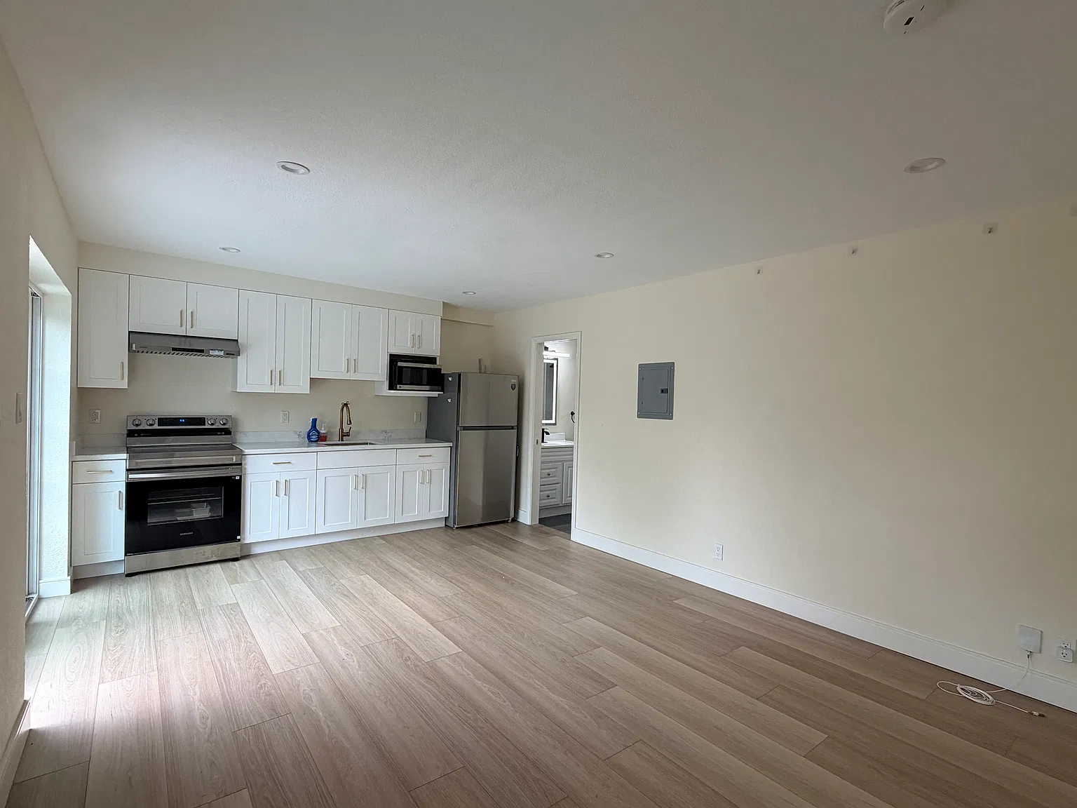 Mina Ln, Pacifica — Photo 2
