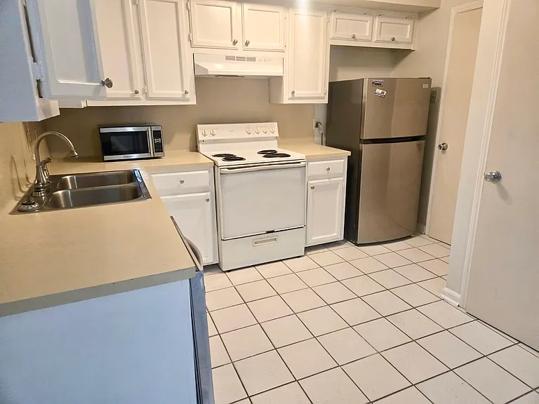5135 S Oaks Dr — Photo 2