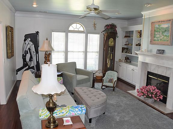 3rd image of 207 Woodfield Ct