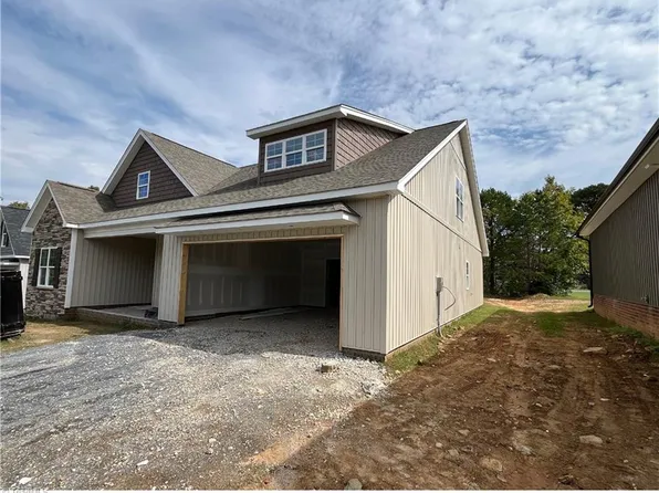 2560 High Meadow Dr, Asheboro, NC 27205