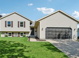 800 Brookview Trl, Mount Horeb, WI 53572