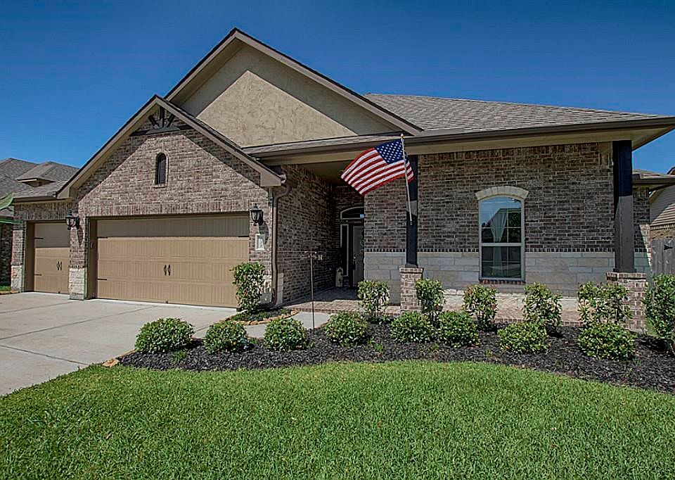 Wonderful home in a quiet neighborhood. Close to wonderful shopping, schools and restaurants.