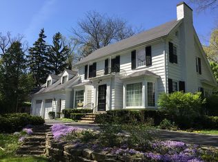 1126 Edgewood Rd, Lake Forest, IL 60045