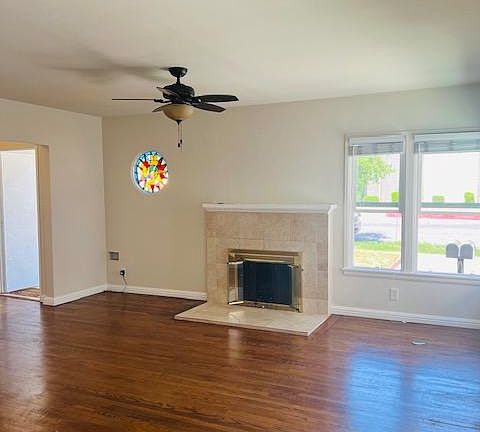 3rd image of 3212 Montrose Ave