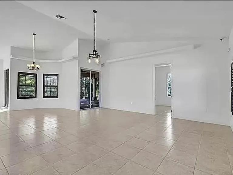 4627 SW 15th Ave — Photo 4