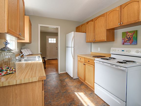 NICE SIZE GALLEY KITCHEN WIT