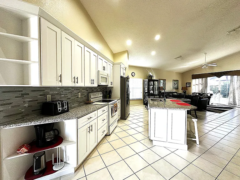 16724 Rolling Green Dr — Photo 4