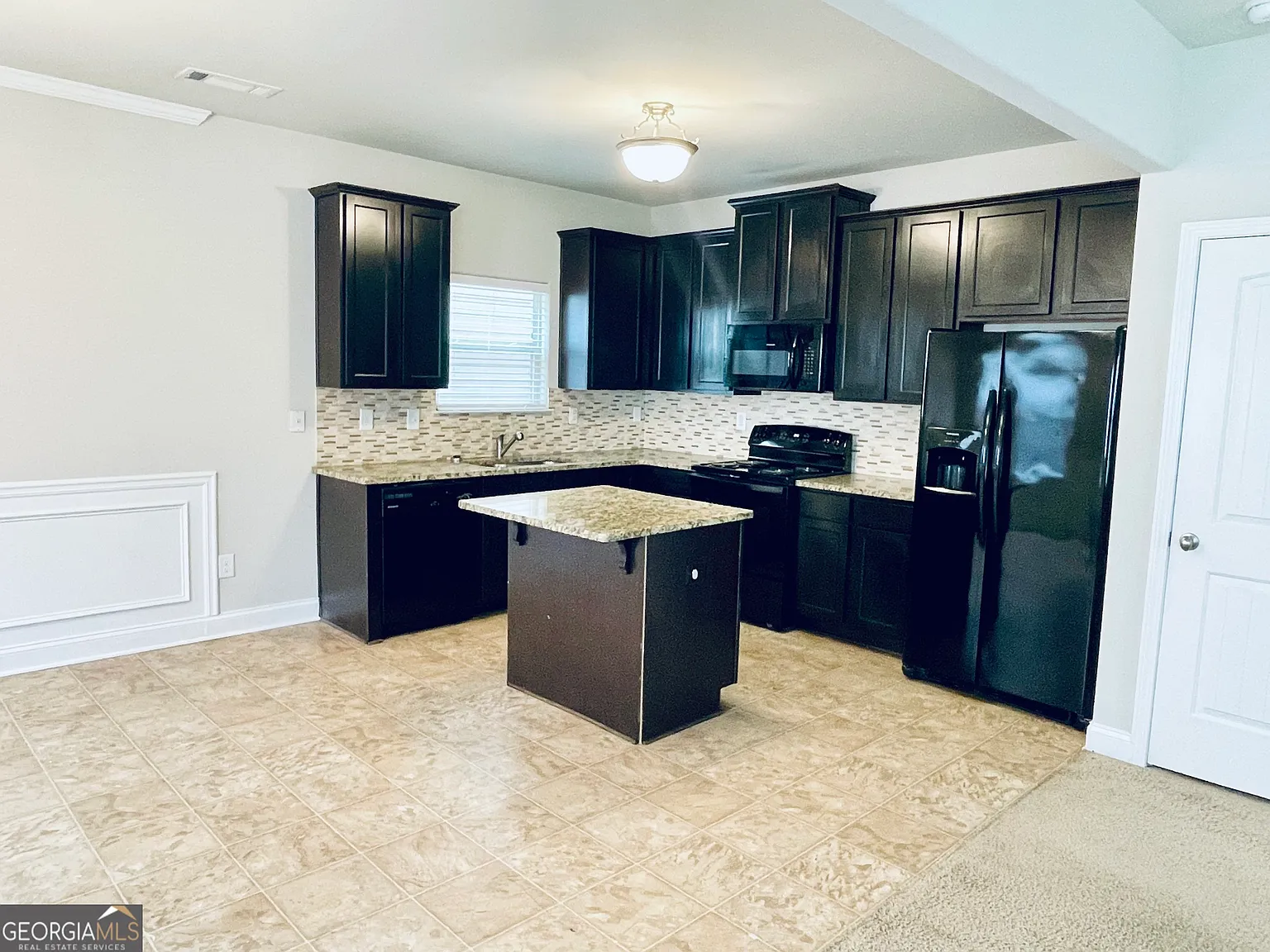 4 bed, 2.5 bath, 2074 sqft, $2,175 — Photo 4
