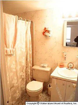 MINT CONDITION MOVE RIGHT IN ALL YOU NEED IS PAINT,BAMBOO FLOORS,NEW PELLAWINDOW