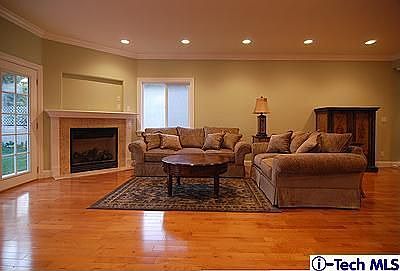 4th image of 402 Knight Way