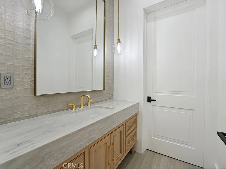 4539 Longridge Ave — Photo 12