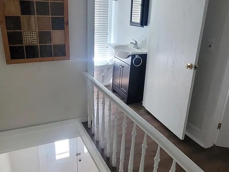 Staircase view and main bathroom on 2nd floor