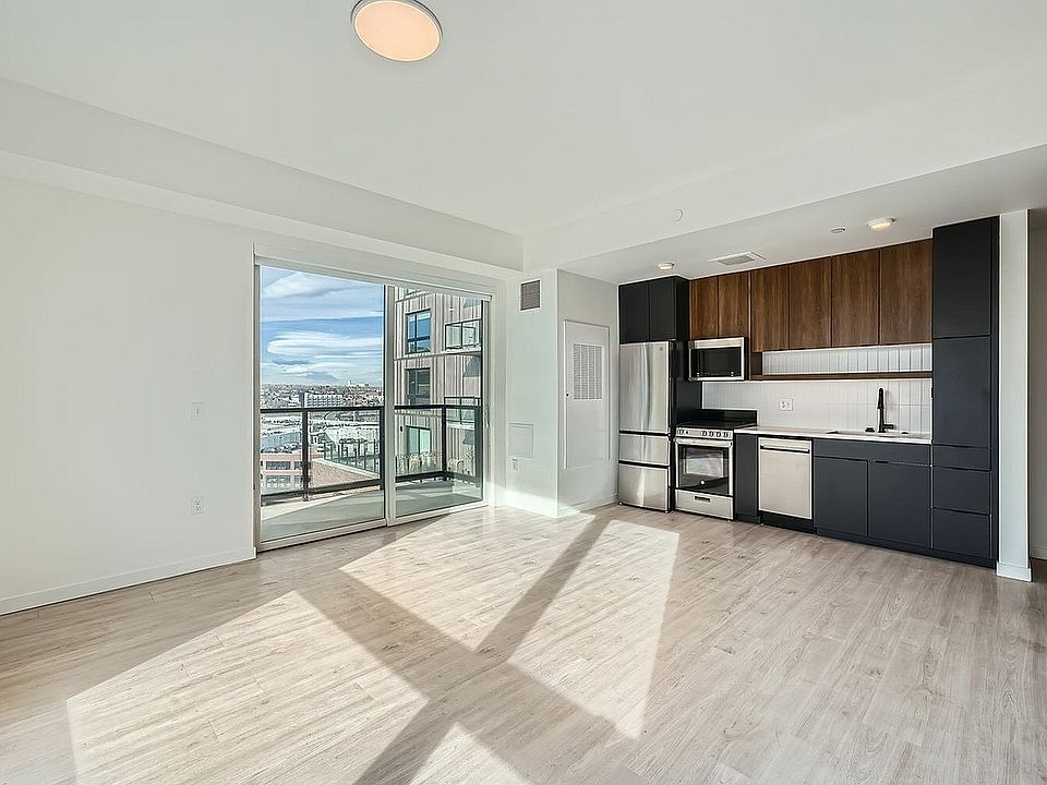 2059 19th St - Web Quality - 017 - 47 Studio 8 1002