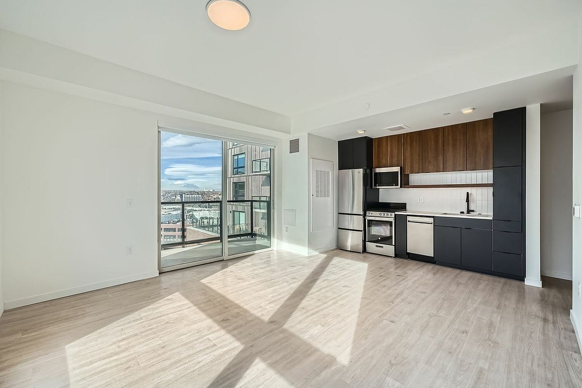 2059 19th St - Web Quality - 017 - 47 Studio 8 1002