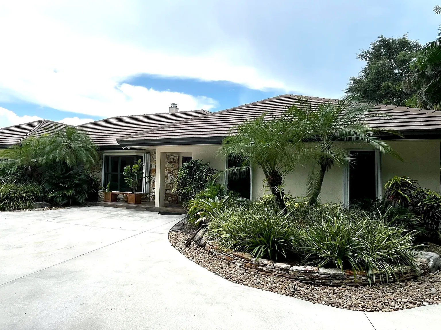 5 bed, 3.0 bath, 4336 sqft, $12,000 — Photo 2