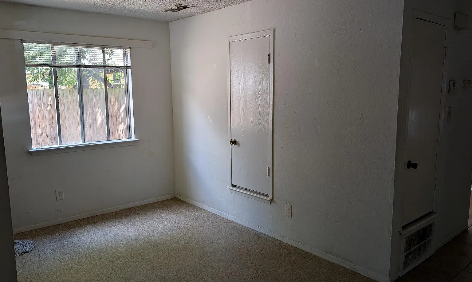 2 bed, 1.0 bath, 864 sqft, $1,200 — Photo 4