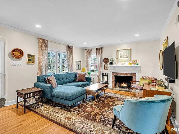 3rd image of 709 Albert Pl
