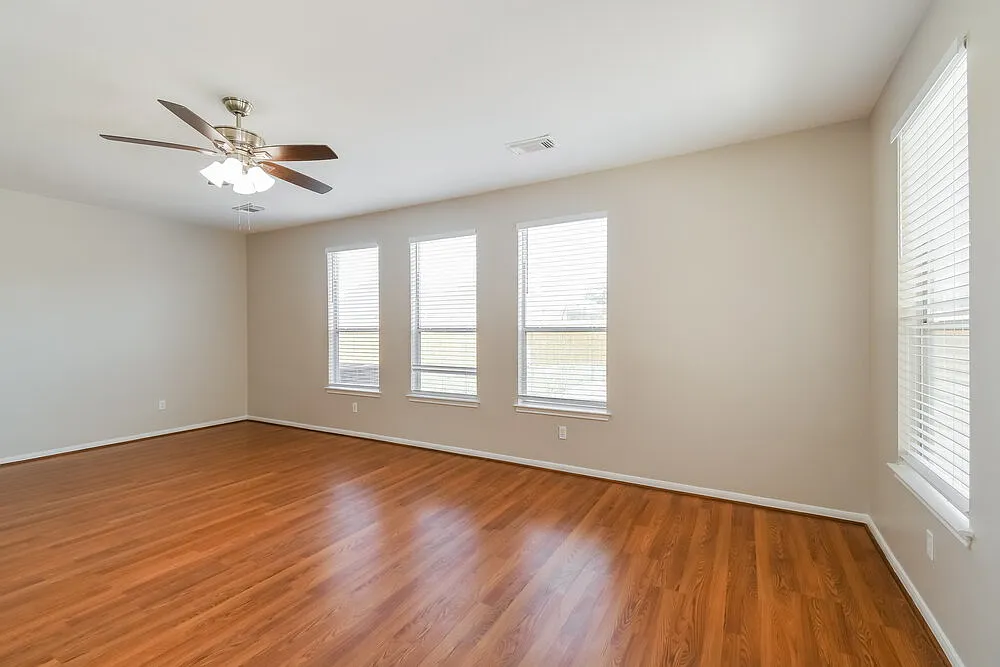 3 bed, 2.5 bath, 2194 sqft, $2,320 — Photo 4