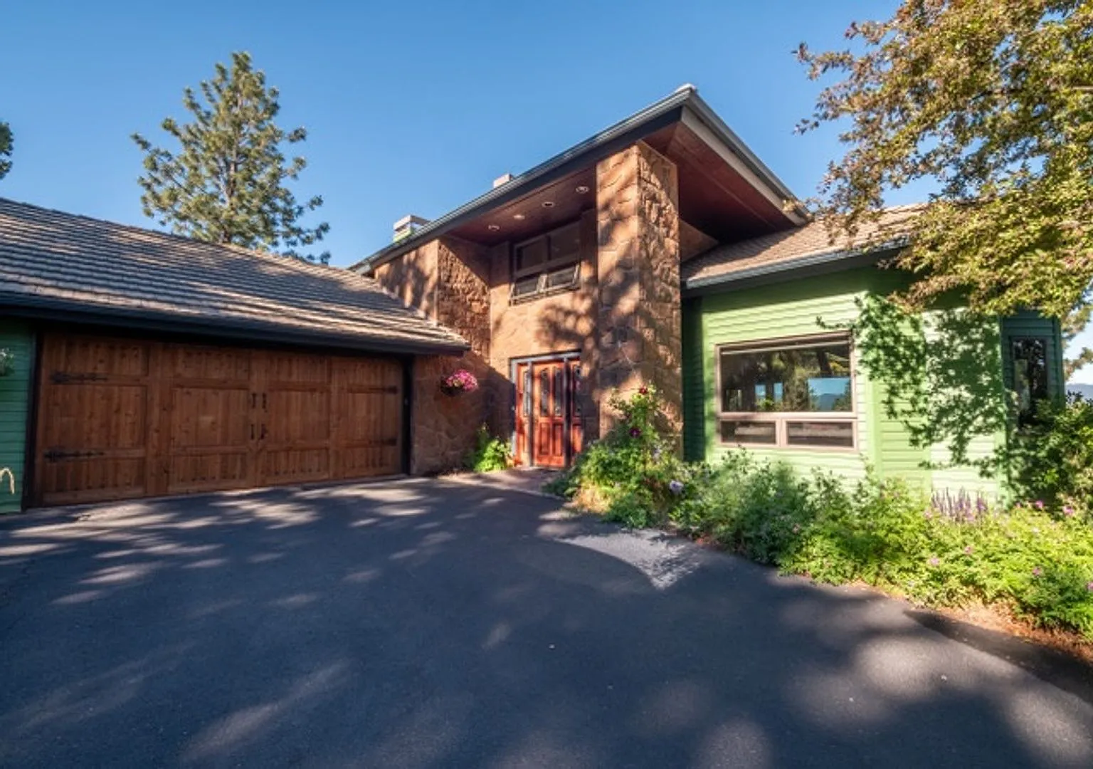 Awbrey Butte Elegance | Private Cascade Mountain Retreat — Photo 1