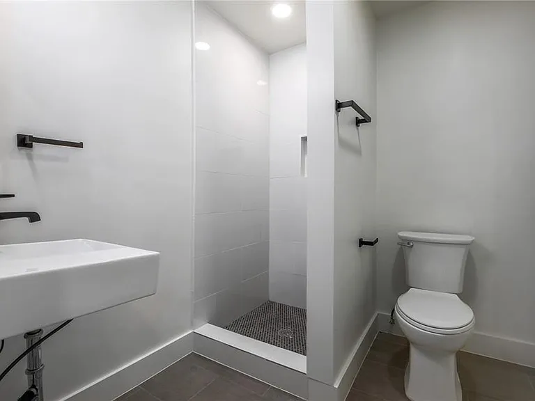 511 E 50th St #A — Photo 18