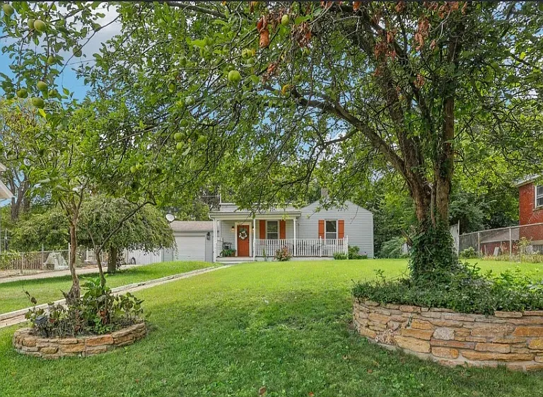 334 Crestline Ave — Photo 1