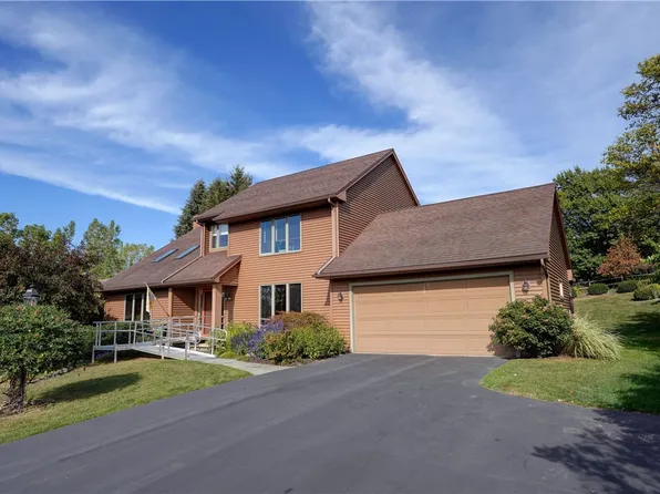 36 Chardonnay Dr, Fairport, NY 14450