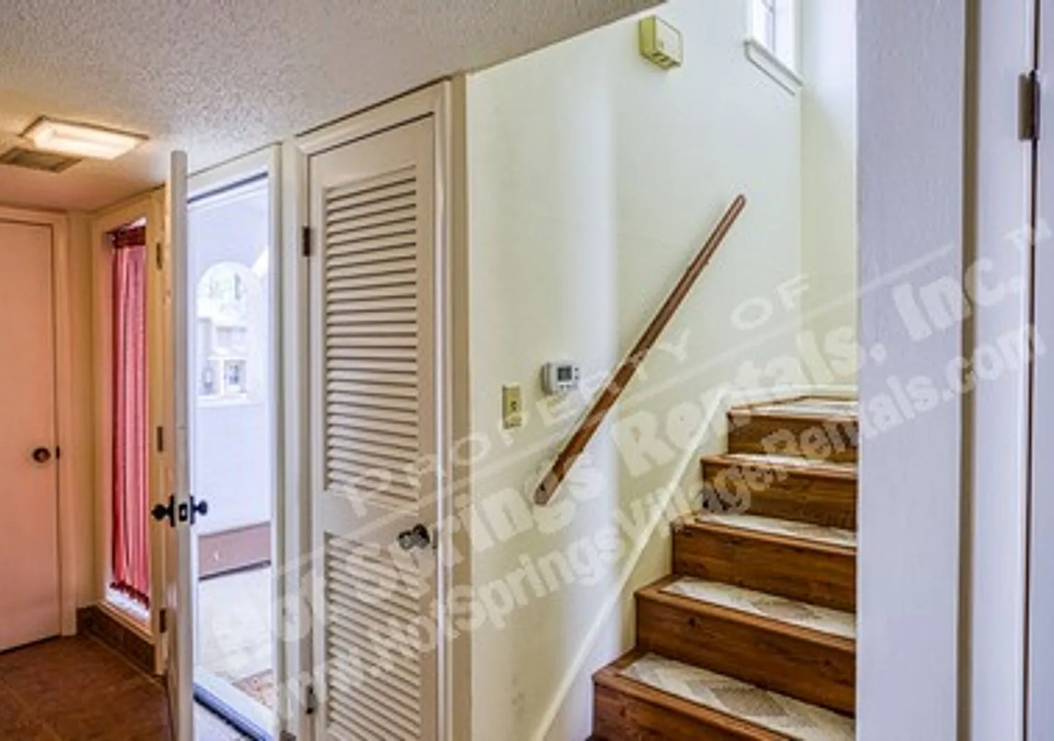 Two-Level Townhome in DeSoto Courts — Photo 4