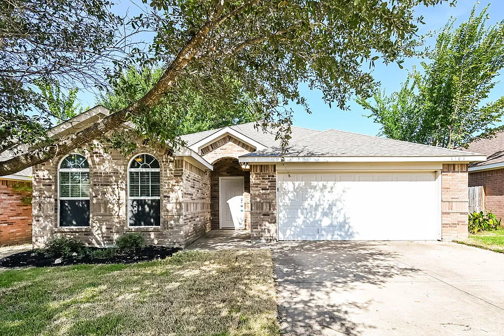 3 bed, 2.0 bath, 1658 sqft, $2,175 — Photo 1