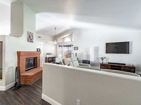 4th image of 588 Larkspur Ln