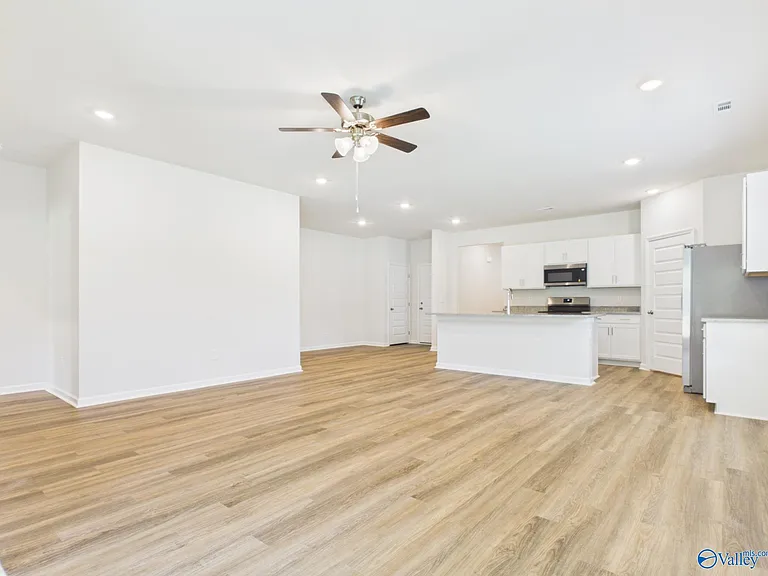 1325 Eidson St — Photo 3
