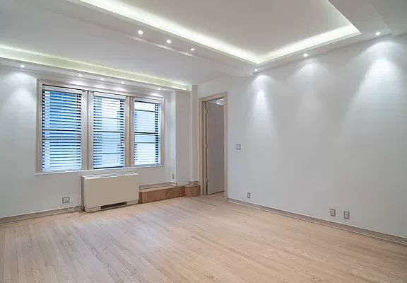 4th image of 145 W 58th St #4C