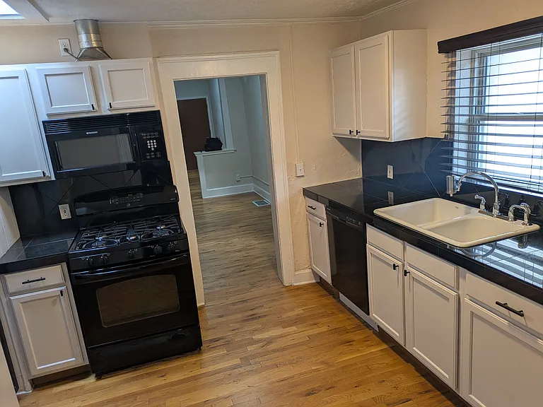 39 N Clarkson St #B — Photo 7